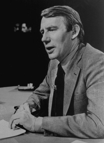 Robert MacNeil, creator and first anchor of PBS 'NewsHour' nightly newscast, dies at 93