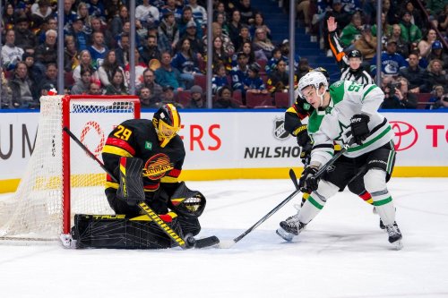 Stars clinch playoff spot with 3-1 win over Canucks
