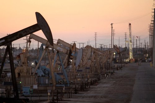 Oil prices advance as investors reassess U.S. inventories data