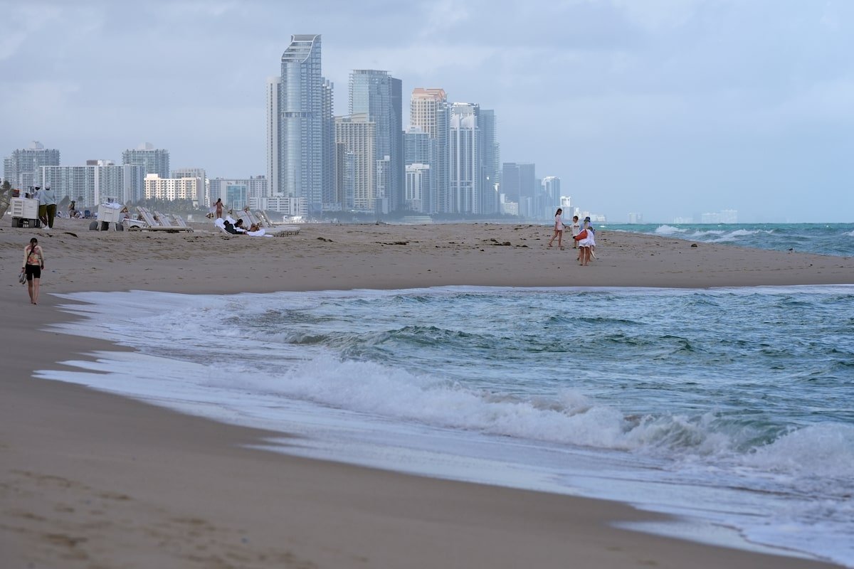 Snowbirds, for the love of country, resist the siren call of U.S. travel