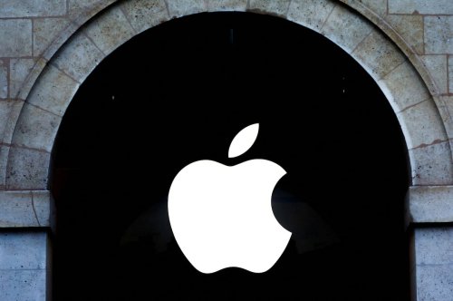 Apple loses bid to throw out British lawsuit over app store fees