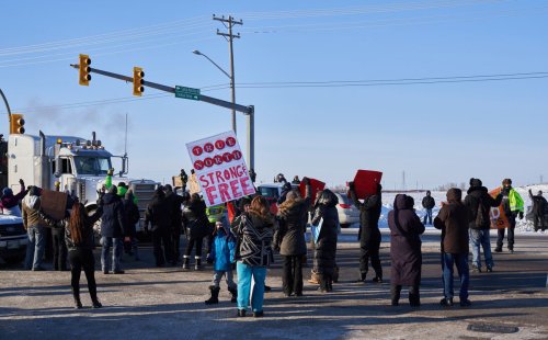 Trucker convoy opposed to COVID-19 vaccine mandates gets big greeting in Winnipeg