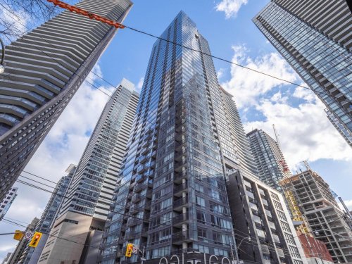 Condo in Toronto’s Entertainment District overcomes quirky shared bathroom to sell for $900,000