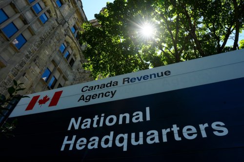 Canadians face chaotic tax season owing to last-minute rule changes and delayed forms