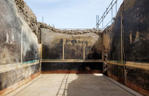 Dining hall with Trojan War decorations uncovered in Pompeii