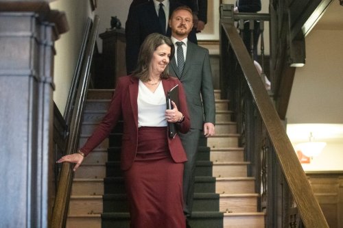 Alberta Premier Smith shuffles cabinet, splits health portfolio