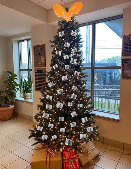 Alabama sheriff's office's 'Thugshots' Christmas tree photo sparks backlash