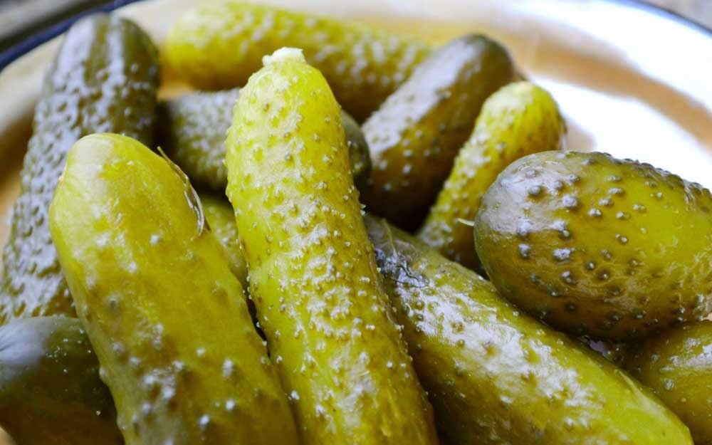 6 Health Reasons You Need to Be Drinking Pickle Juice
