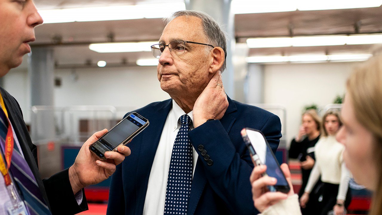 Crypto bill clears Senate panel