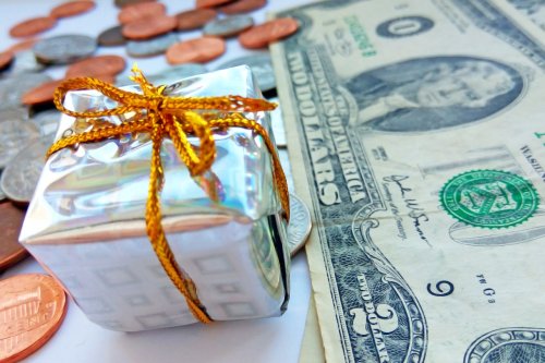How to tip your mail carrier and 8 other people this holiday season