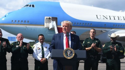 Trump holds mini-rally at Florida airport
