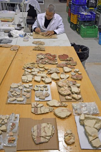 4,000 fragments of 2nd c. wall paintings found in Roman villa in Spain