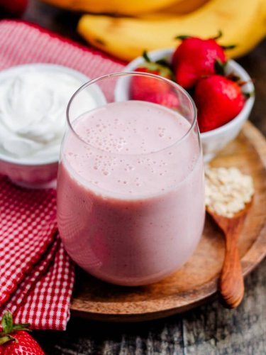The High-Fiber Strawberry Banana Oatmeal Smoothie Your Mornings Need - The Honour System