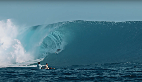 A Photographer Sails the South Pacific and Is Greeted with Bombing Cloudbreak