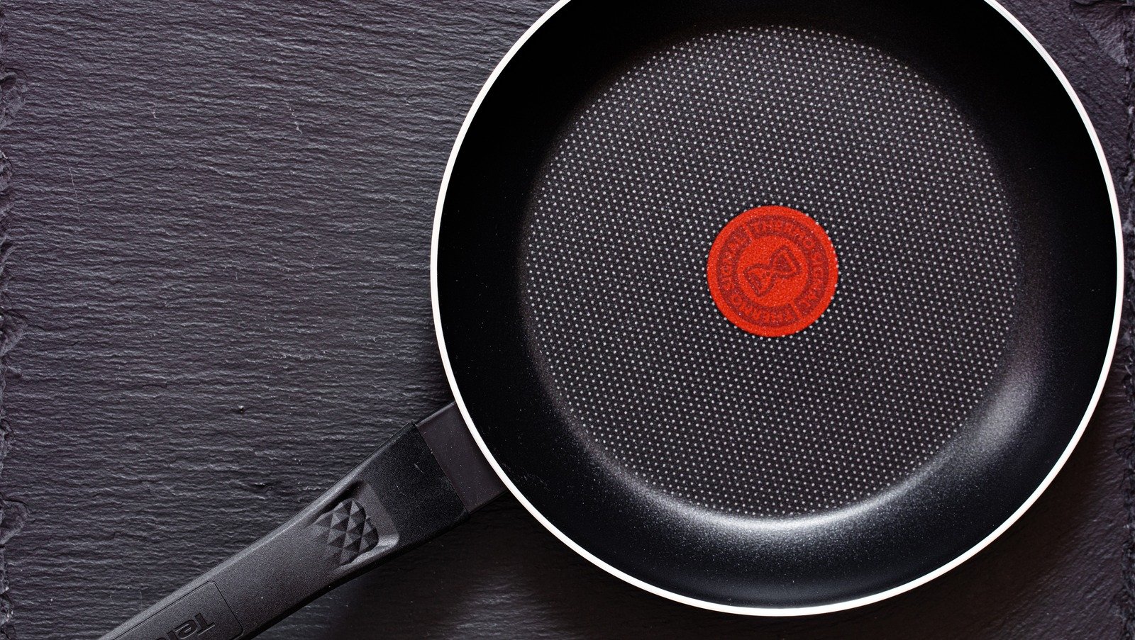 Throw Your Teflon Cookware Away Immediately If You Notice This