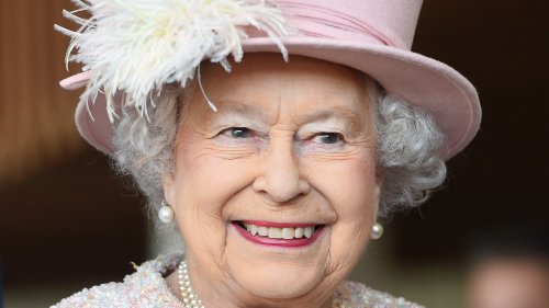 The Jewelry In Queen Elizabeth's Final Portrait Means More Than You Realize