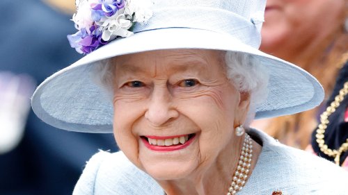 Why Side-By-Side Images Of The Queen Are Causing Alarm Among Royal Experts