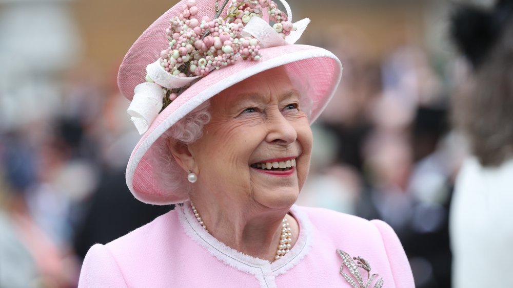 Queen Elizabeth Lives An Insanely Lavish Life - The List