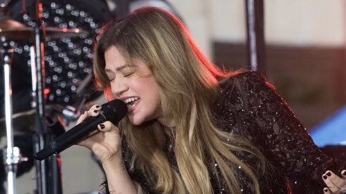 Kelly Clarkson's Dangerously Low-Cut Outfit On The Voice Is A Middle Finger To Her Ex