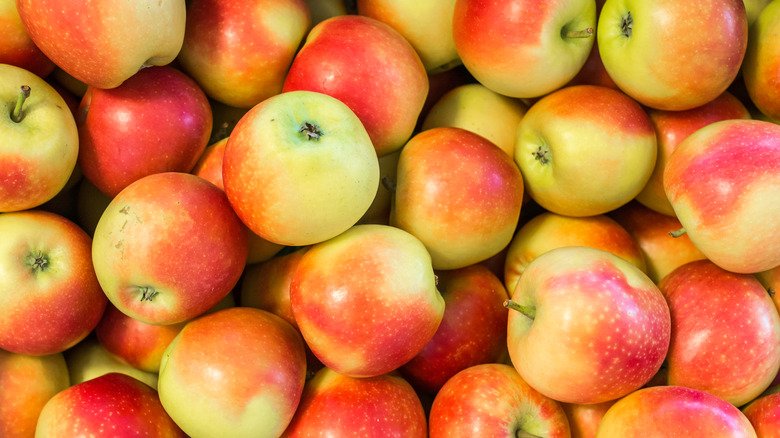 Here's what actually happens when you eat an apple every day
