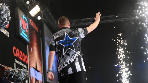 Stand up if you love the darts - Chris Dobey playing at home tonight and loving it