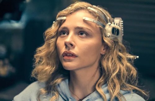 Amazon’s #1 Show Is a Giant Sci-Fi Thriller Based on a William Gibson Novel, but It Has Mixed Reviews