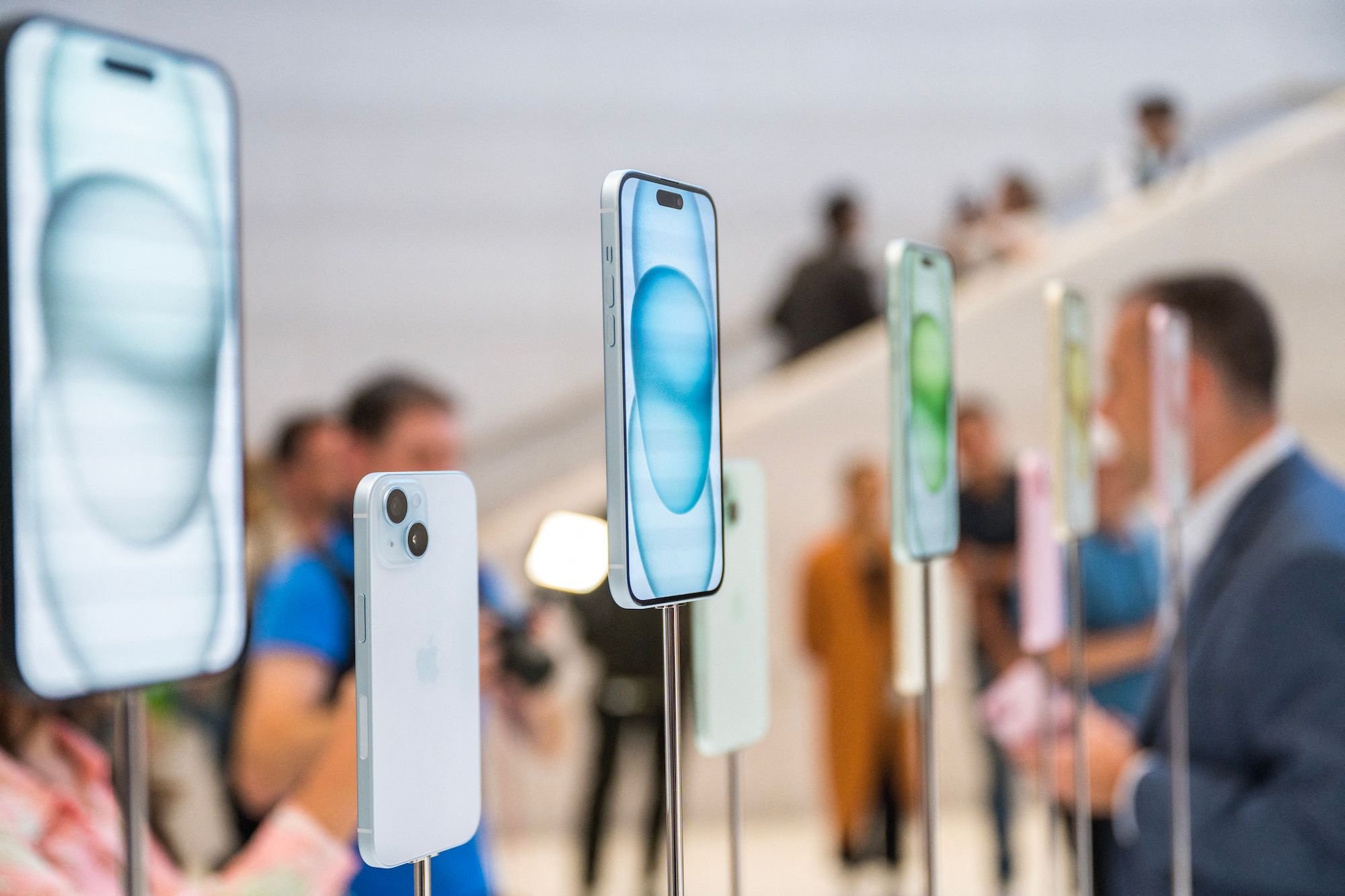 1 in 5 Americans Willing to Go Into Debt for the New iPhone 15, Survey Finds