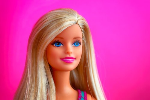Fine dello sbiadito millennial pink: il Barbiecore impone il rosa shocking senza mezze misure