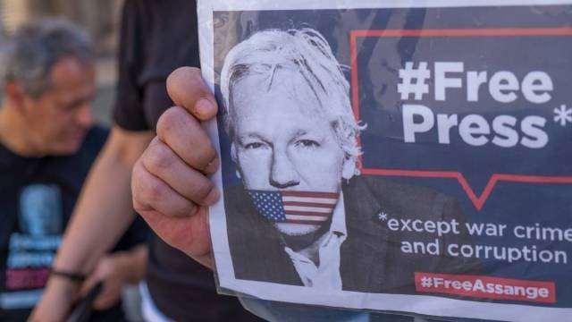 Julian Assange - cover