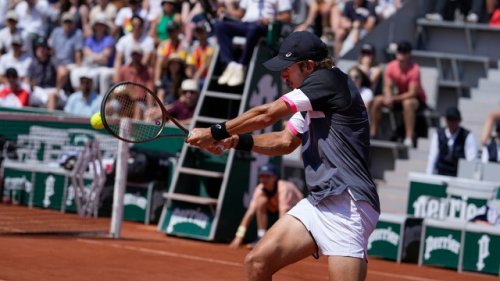 Big-hitting Argentine overpowers Alex de Minaur at French Open