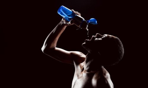 「一口氣喝下大量的水」不是讓身體保水的最佳方式 - The News Lens 關鍵評論網