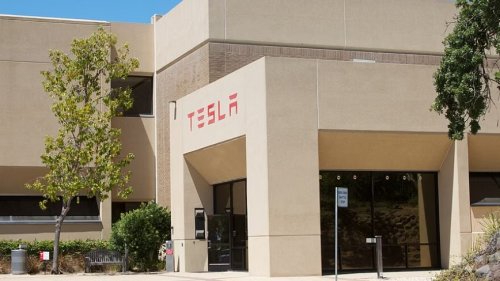 Tesla beat Q2 delivery estimates and the stock fell. Wednesday’s earnings face the same problem.