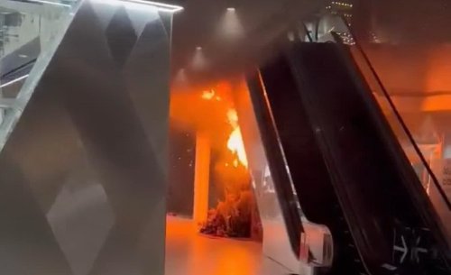 Fire breaks out in small part of Central World shopping mall in Bangkok, hundreds of shoppers evacuate - The Pattaya News