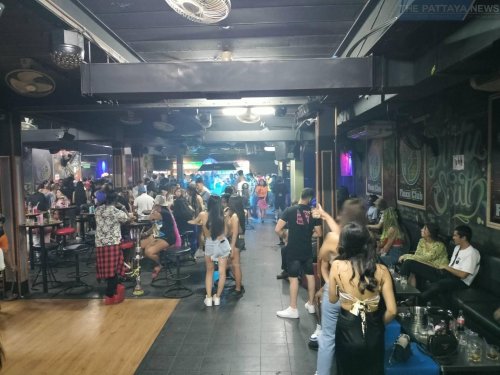 Police raid nightclub on Pattaya Walking Street after being allegedly open past the legal time and selling shisha