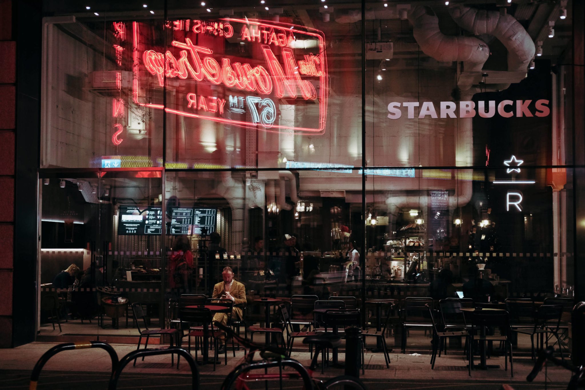How To Shoot Street Photography at Night and be Creative