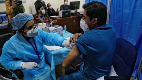 Covid vaccine registration for healthcare, frontline workers resumes but only at govt centres