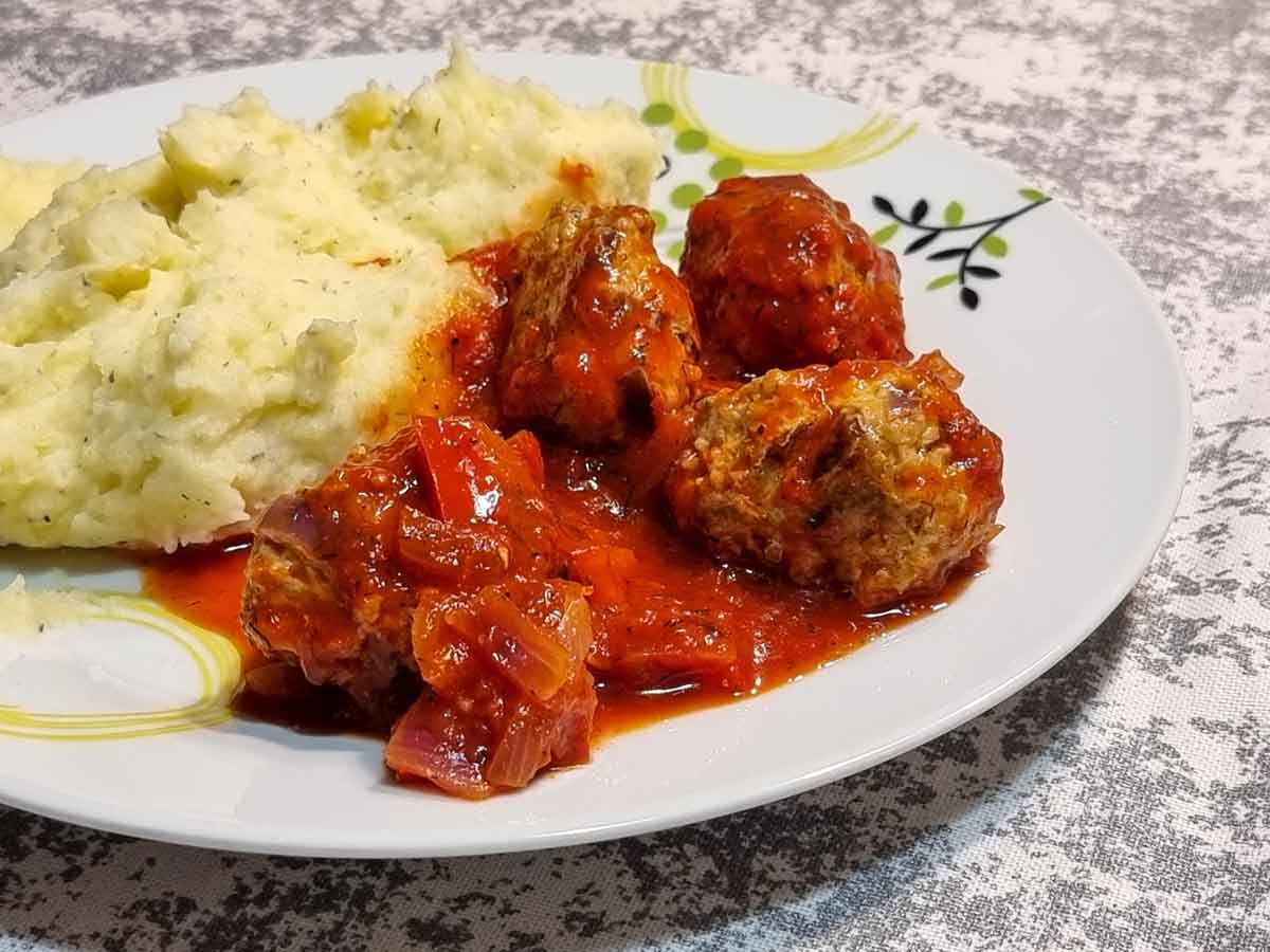 Romanian Meatballs With Sauce Recipe – Chiftele Marinate, A Delicious Classic! - The Romanian Cookbook