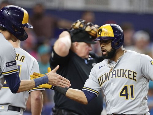 Brewers clinch 3rd NL Central title in 6 years