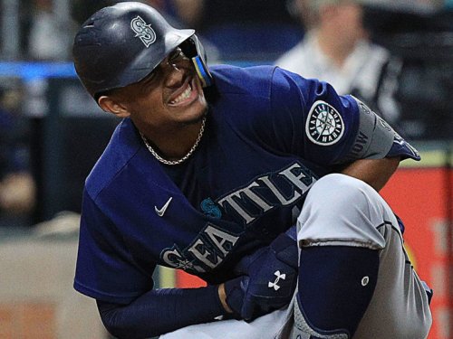 Mariners' Rodriguez heads to IL after being hit in hand by pitch