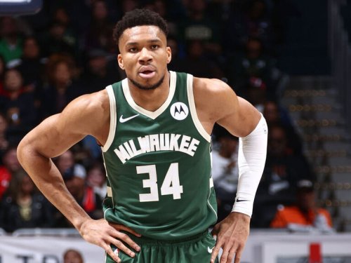 Report: Bucks expect Giannis to miss start of Pacers series
