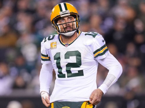 Rodgers suffers rib injury, wants to play 'as long as we're mathematically alive'