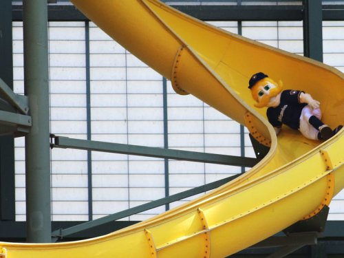 Dodgers broadcaster breaks ribs, wrist going down Brewers' slide