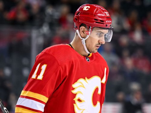 Flames sign Backlund to 2-year extension, name him captain