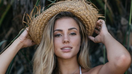 Charly Jordan shows off sensational figure in white bikini paired with straw hat
