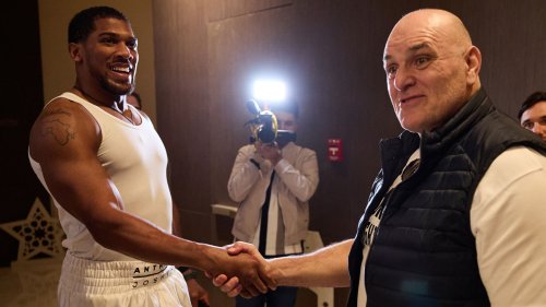 Fans hail 'straight up gentleman' AJ as he meet Tyson Fury's dad