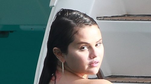 Selena Gomez shows off her real curves in unedited bikini snap on yacht