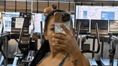 Sizzling Rangers Wag flaunts abs in the gym as she poses in bikini top