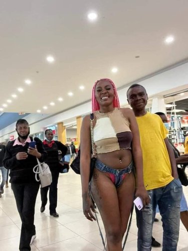 Ama 2000 lady brings mall to a standstill [pics]