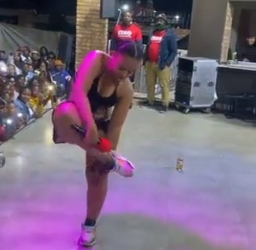 EISH WENA: SA singer goes 'pantless' while performing live [viral video]