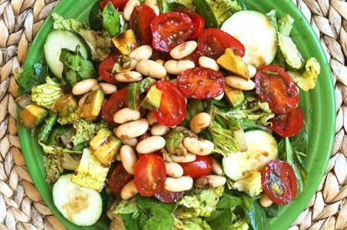 Bean salad with avocado and tomatoes: Satisfying and delicious